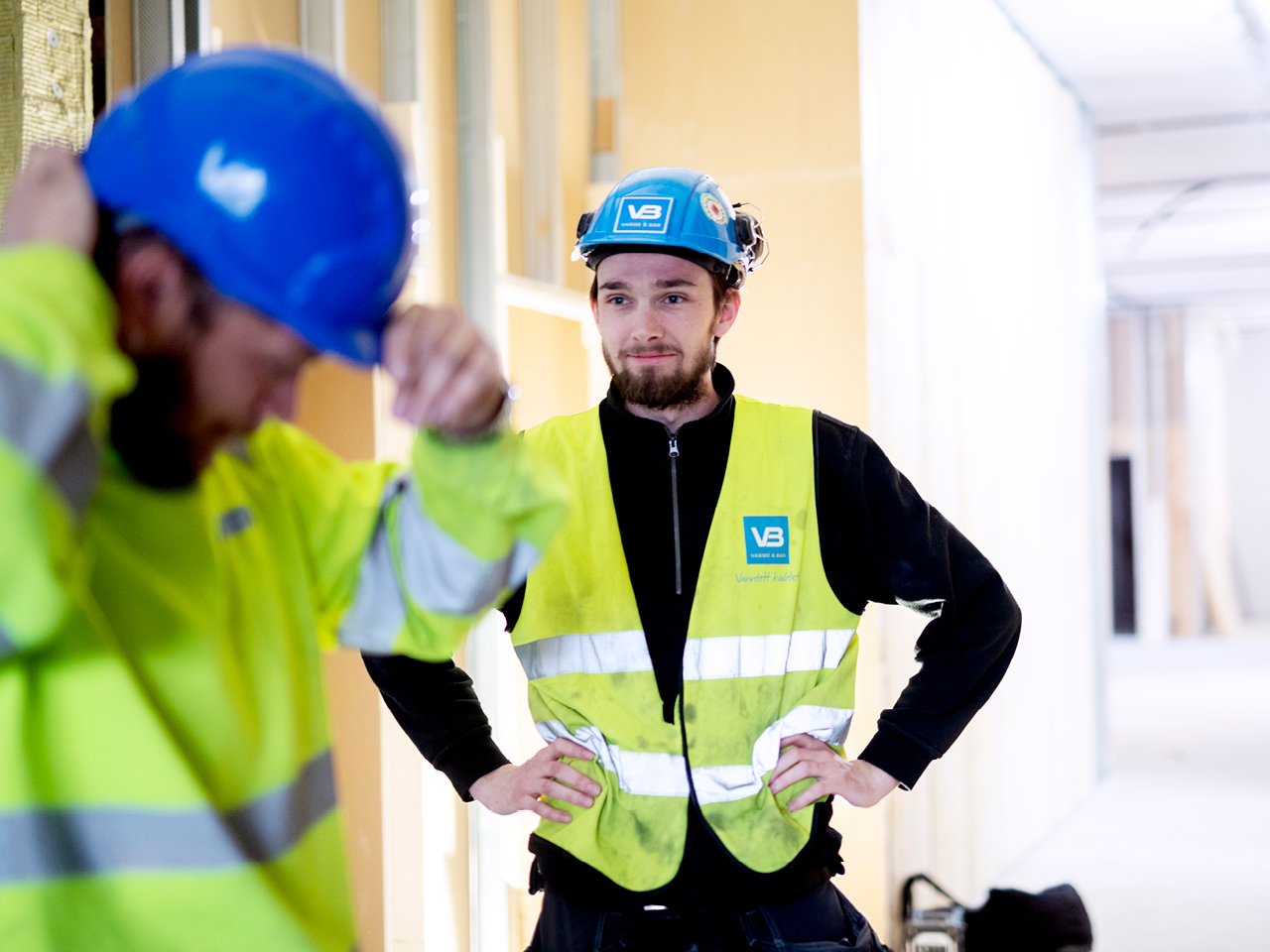 To VB-rørleggere i refleksvest